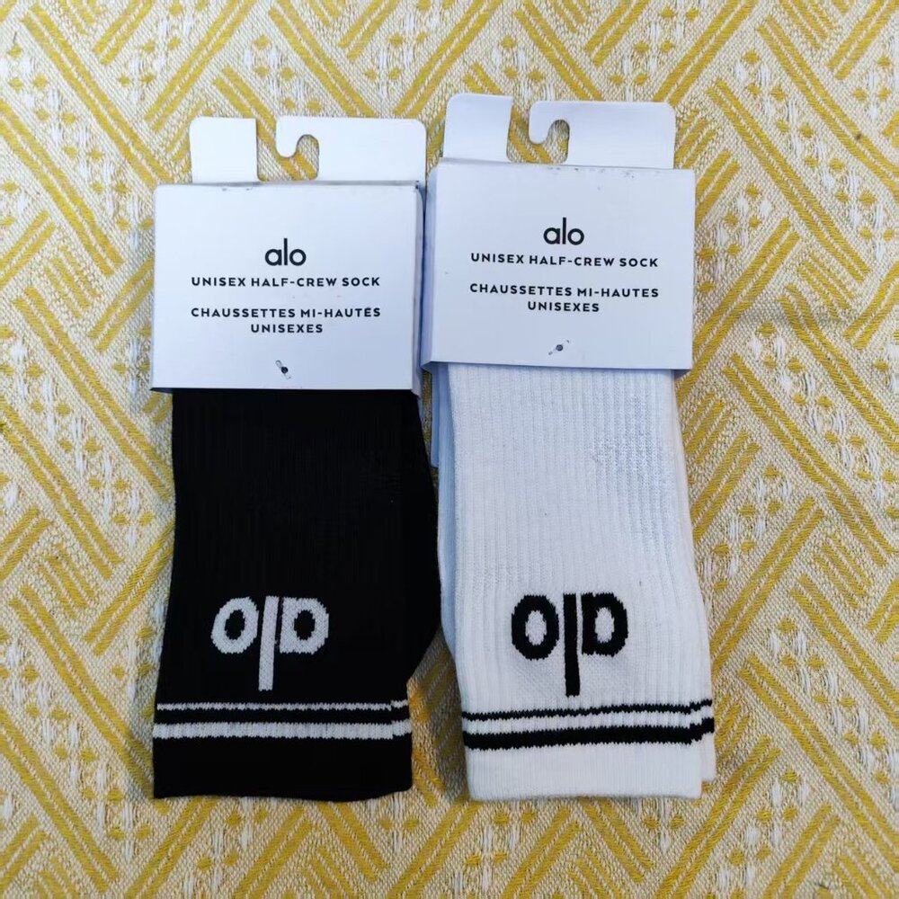 ✨Alo Yoga Socks 2 Pairs white and black